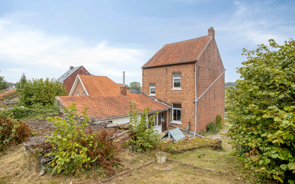 Bent u op zoek naar een woning met karakter, ruimte en potentieel? Dan is deze vrijstaande woning in Gelrode beslist een bezoek waard.

Deze eigendom bevindt zich op een perceel van maar liefst 3.360 m&sup2; en biedt een unieke kans voor wie een woning volled
