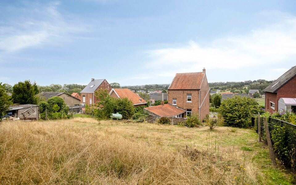 Bent u op zoek naar een woning met karakter, ruimte en potentieel? Dan is deze vrijstaande woning in Gelrode beslist een bezoek waard.

Deze eigendom bevindt zich op een perceel van maar liefst 3.360 m&sup2; en biedt een unieke kans voor wie een woning volled