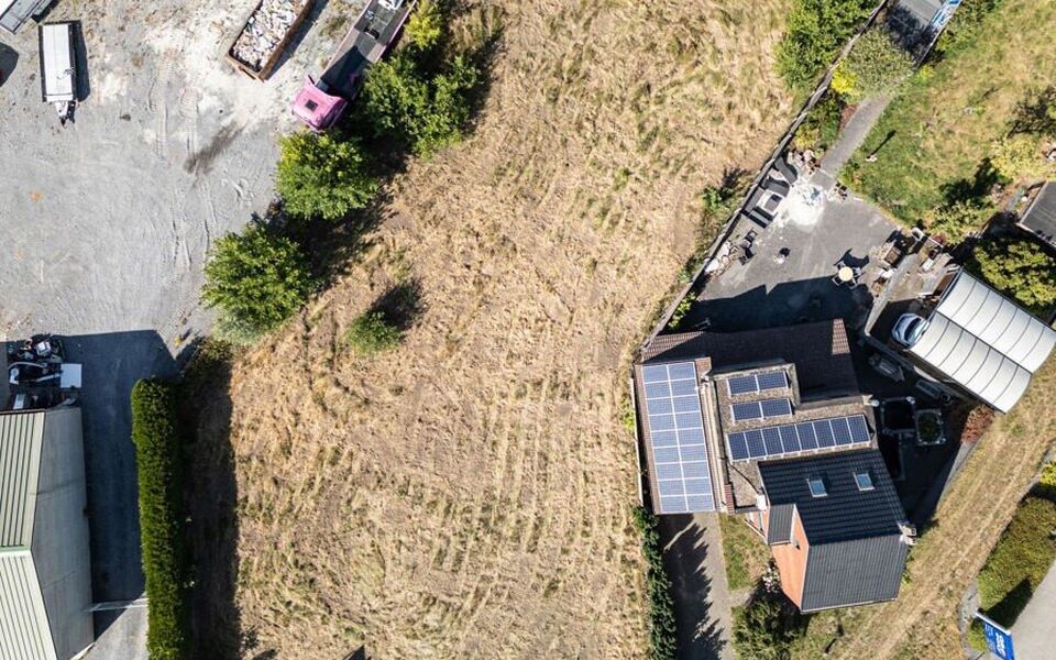 Bent u op zoek naar een mooie bouwgrond in Aarschot én wilt u meteen een idee krijgen van de mogelijke bebouwing? Op dit perceel van 814 m² werd reeds een aantrekkelijk woningconcept uitgewerkt door een ervaren sleutel-op-de-deurbouwer.
Het voorgesteld