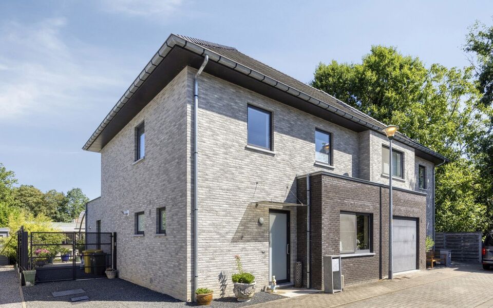 Welkom in deze verrassend ruime en verzorgde gezinswoning, gelegen in een rustige doodlopende straat in Hever (Boortmeerbeek). Deze recente woning uit 2017 combineert wooncomfort, energiezuinigheid en een uitstekende bereikbaarheid op een centrale locatie