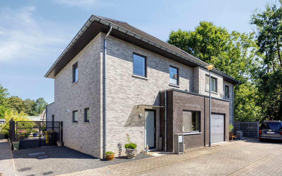 Welkom in deze verrassend ruime en verzorgde gezinswoning, gelegen in een rustige doodlopende straat in Hever (Boortmeerbeek). Deze recente woning uit 2017 combineert wooncomfort, energiezuinigheid en een uitstekende bereikbaarheid op een centrale locatie