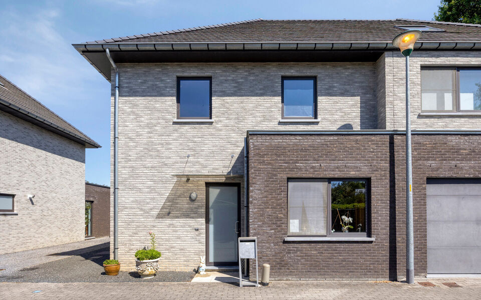 Welkom in deze verrassend ruime en verzorgde gezinswoning, gelegen in een rustige doodlopende straat in Hever (Boortmeerbeek). Deze recente woning uit 2017 combineert wooncomfort, energiezuinigheid en een uitstekende bereikbaarheid op een centrale locatie