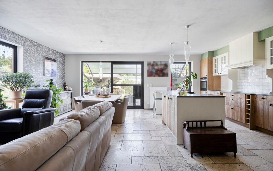 Welkom in deze verrassend ruime en verzorgde gezinswoning, gelegen in een rustige doodlopende straat in Hever (Boortmeerbeek). Deze recente woning uit 2017 combineert wooncomfort, energiezuinigheid en een uitstekende bereikbaarheid op een centrale locatie