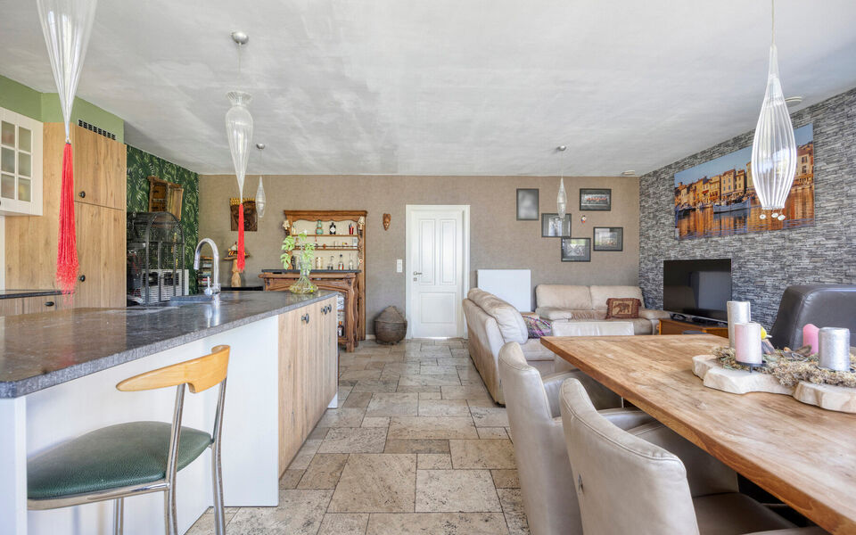 Welkom in deze verrassend ruime en verzorgde gezinswoning, gelegen in een rustige doodlopende straat in Hever (Boortmeerbeek). Deze recente woning uit 2017 combineert wooncomfort, energiezuinigheid en een uitstekende bereikbaarheid op een centrale locatie