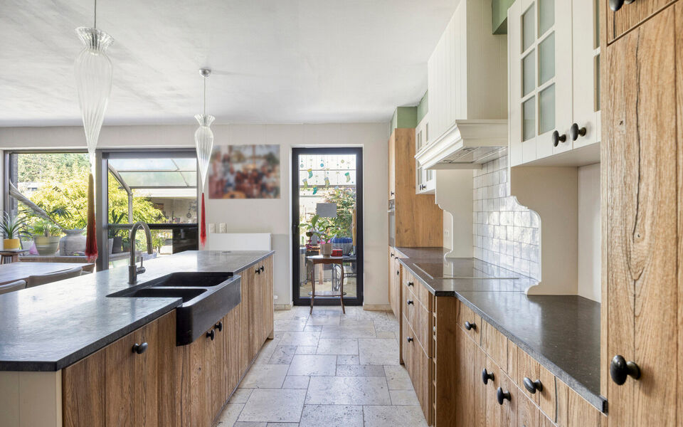 Welkom in deze verrassend ruime en verzorgde gezinswoning, gelegen in een rustige doodlopende straat in Hever (Boortmeerbeek). Deze recente woning uit 2017 combineert wooncomfort, energiezuinigheid en een uitstekende bereikbaarheid op een centrale locatie