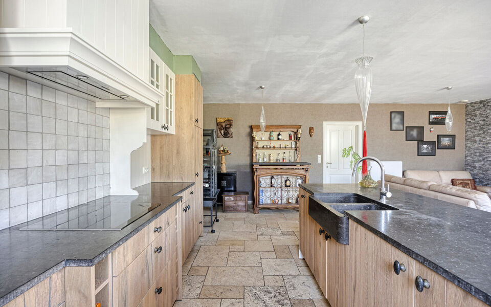 Welkom in deze verrassend ruime en verzorgde gezinswoning, gelegen in een rustige doodlopende straat in Hever (Boortmeerbeek). Deze recente woning uit 2017 combineert wooncomfort, energiezuinigheid en een uitstekende bereikbaarheid op een centrale locatie