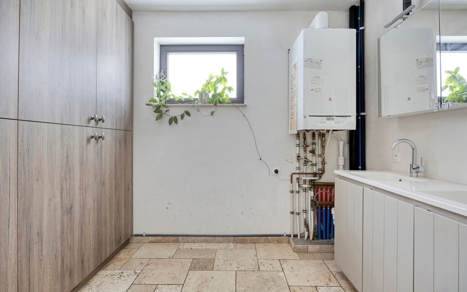 Welkom in deze verrassend ruime en verzorgde gezinswoning, gelegen in een rustige doodlopende straat in Hever (Boortmeerbeek). Deze recente woning uit 2017 combineert wooncomfort, energiezuinigheid en een uitstekende bereikbaarheid op een centrale locatie