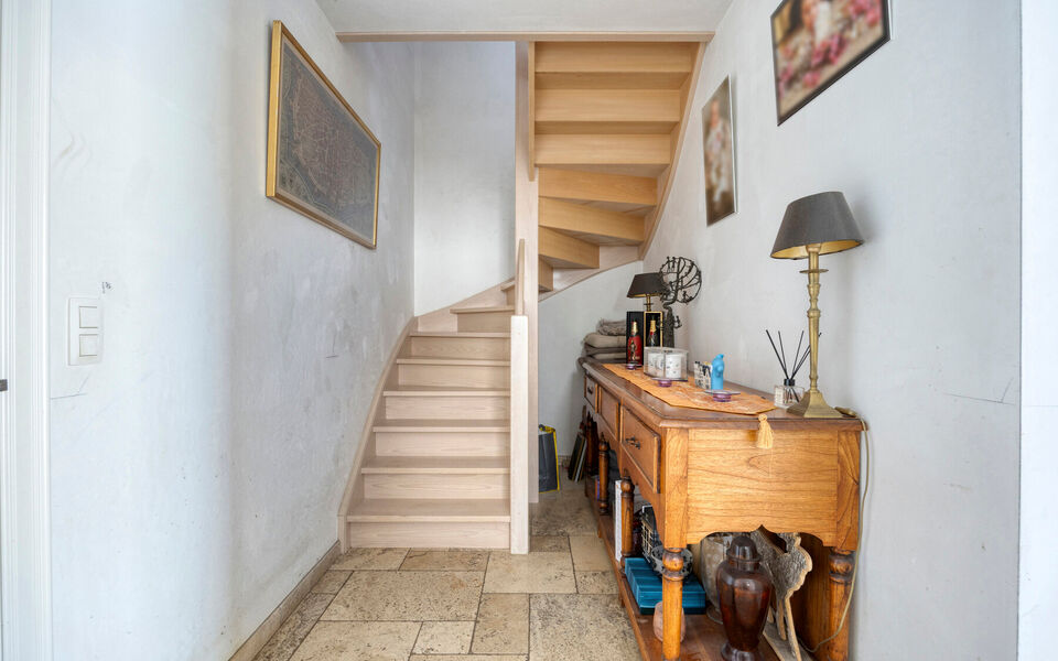 Welkom in deze verrassend ruime en verzorgde gezinswoning, gelegen in een rustige doodlopende straat in Hever (Boortmeerbeek). Deze recente woning uit 2017 combineert wooncomfort, energiezuinigheid en een uitstekende bereikbaarheid op een centrale locatie
