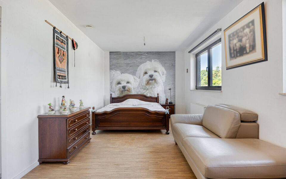 Welkom in deze verrassend ruime en verzorgde gezinswoning, gelegen in een rustige doodlopende straat in Hever (Boortmeerbeek). Deze recente woning uit 2017 combineert wooncomfort, energiezuinigheid en een uitstekende bereikbaarheid op een centrale locatie