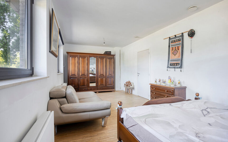 Welkom in deze verrassend ruime en verzorgde gezinswoning, gelegen in een rustige doodlopende straat in Hever (Boortmeerbeek). Deze recente woning uit 2017 combineert wooncomfort, energiezuinigheid en een uitstekende bereikbaarheid op een centrale locatie