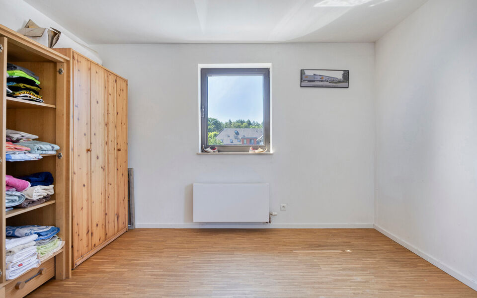 Welkom in deze verrassend ruime en verzorgde gezinswoning, gelegen in een rustige doodlopende straat in Hever (Boortmeerbeek). Deze recente woning uit 2017 combineert wooncomfort, energiezuinigheid en een uitstekende bereikbaarheid op een centrale locatie