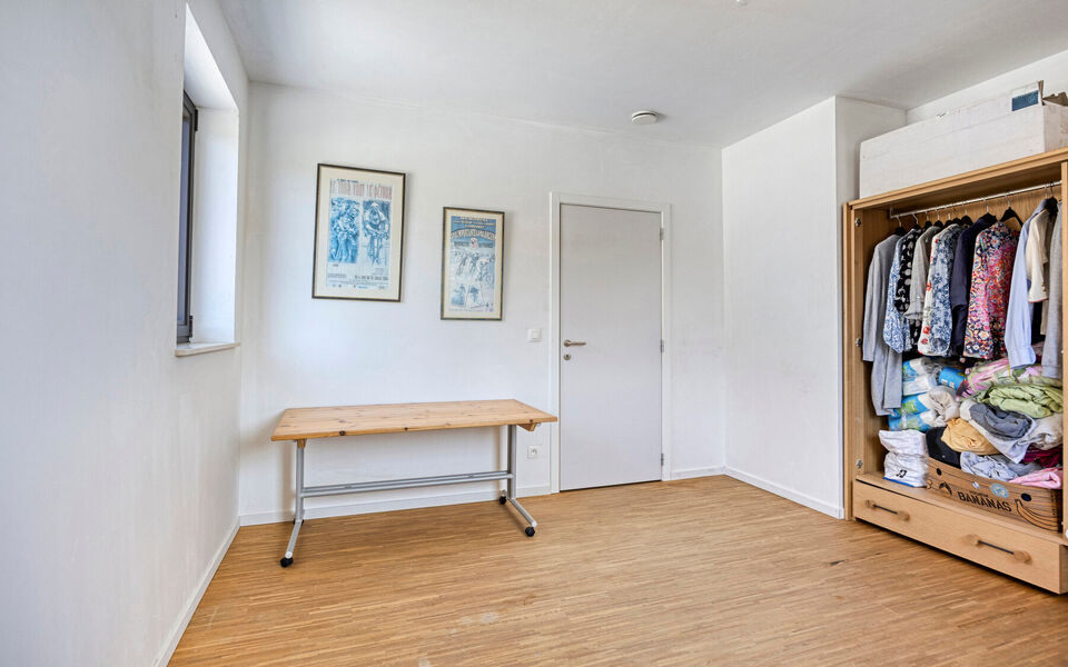 Welkom in deze verrassend ruime en verzorgde gezinswoning, gelegen in een rustige doodlopende straat in Hever (Boortmeerbeek). Deze recente woning uit 2017 combineert wooncomfort, energiezuinigheid en een uitstekende bereikbaarheid op een centrale locatie