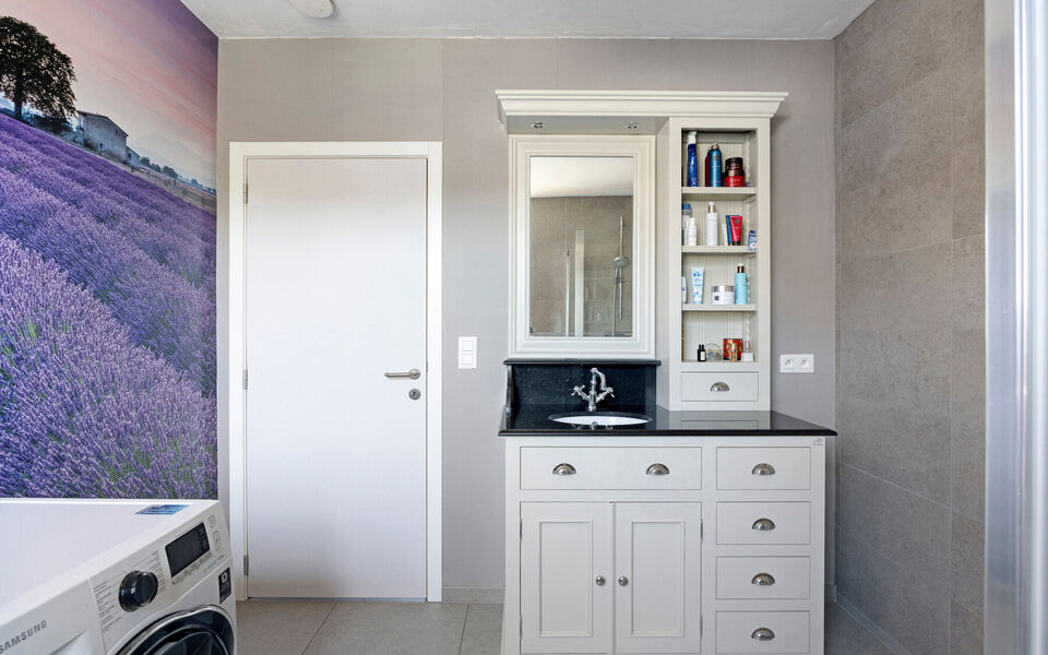 Welkom in deze verrassend ruime en verzorgde gezinswoning, gelegen in een rustige doodlopende straat in Hever (Boortmeerbeek). Deze recente woning uit 2017 combineert wooncomfort, energiezuinigheid en een uitstekende bereikbaarheid op een centrale locatie