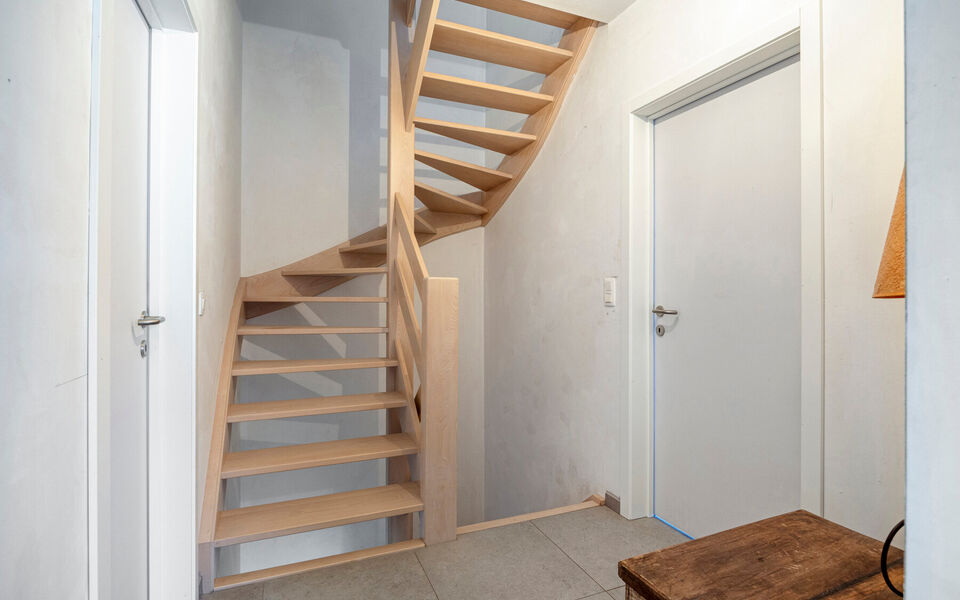 Welkom in deze verrassend ruime en verzorgde gezinswoning, gelegen in een rustige doodlopende straat in Hever (Boortmeerbeek). Deze recente woning uit 2017 combineert wooncomfort, energiezuinigheid en een uitstekende bereikbaarheid op een centrale locatie