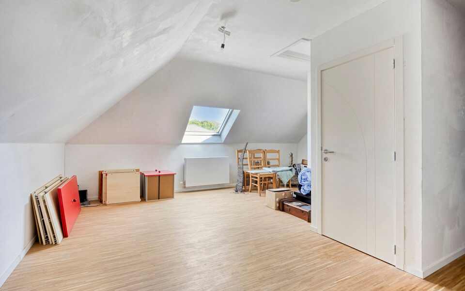 Welkom in deze verrassend ruime en verzorgde gezinswoning, gelegen in een rustige doodlopende straat in Hever (Boortmeerbeek). Deze recente woning uit 2017 combineert wooncomfort, energiezuinigheid en een uitstekende bereikbaarheid op een centrale locatie