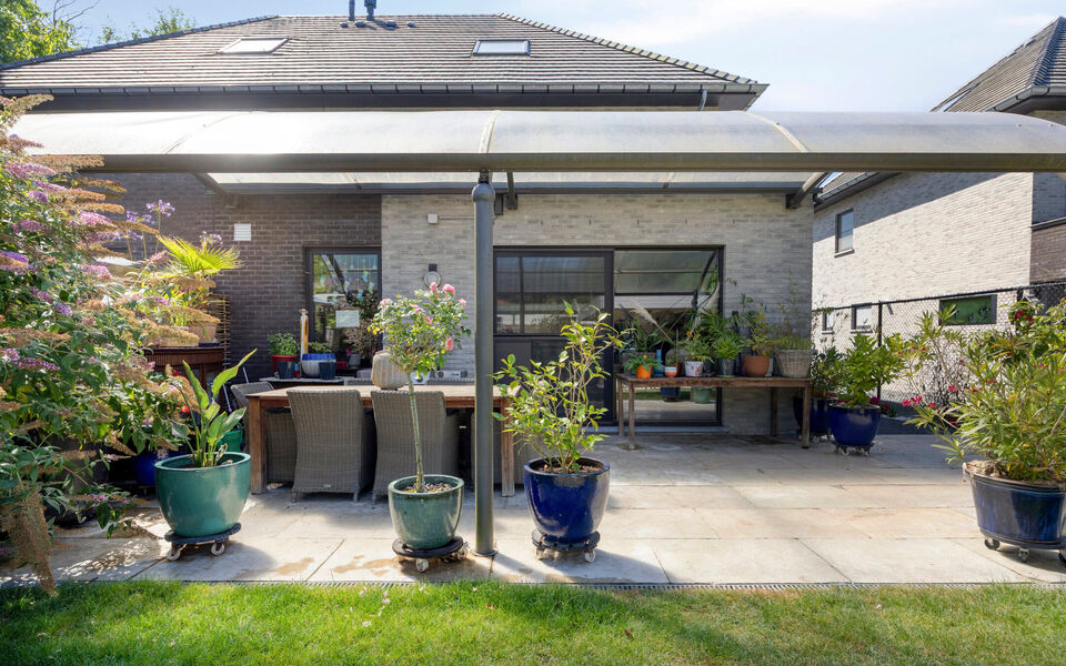 Welkom in deze verrassend ruime en verzorgde gezinswoning, gelegen in een rustige doodlopende straat in Hever (Boortmeerbeek). Deze recente woning uit 2017 combineert wooncomfort, energiezuinigheid en een uitstekende bereikbaarheid op een centrale locatie