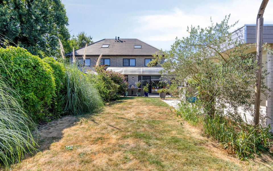 Welkom in deze verrassend ruime en verzorgde gezinswoning, gelegen in een rustige doodlopende straat in Hever (Boortmeerbeek). Deze recente woning uit 2017 combineert wooncomfort, energiezuinigheid en een uitstekende bereikbaarheid op een centrale locatie