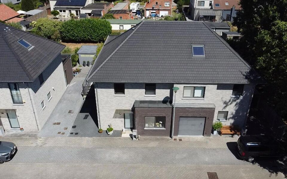 Welkom in deze verrassend ruime en verzorgde gezinswoning, gelegen in een rustige doodlopende straat in Hever (Boortmeerbeek). Deze recente woning uit 2017 combineert wooncomfort, energiezuinigheid en een uitstekende bereikbaarheid op een centrale locatie