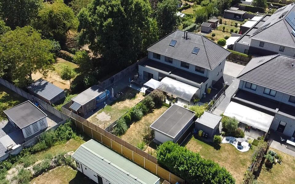Welkom in deze verrassend ruime en verzorgde gezinswoning, gelegen in een rustige doodlopende straat in Hever (Boortmeerbeek). Deze recente woning uit 2017 combineert wooncomfort, energiezuinigheid en een uitstekende bereikbaarheid op een centrale locatie