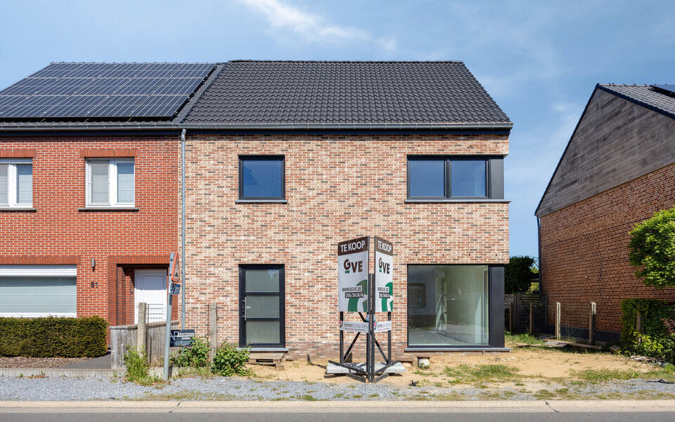 In een rustige, groene omgeving in Averbode vind je deze energiezuinige halfopen nieuwbouwwoning, momenteel ca. 80% afgewerkt. Ideaal voor wie nog eigen keuzes wil maken in afwerking, zonder het volledige nieuwbouwtraject te doorlopen.

De woning ligt op 