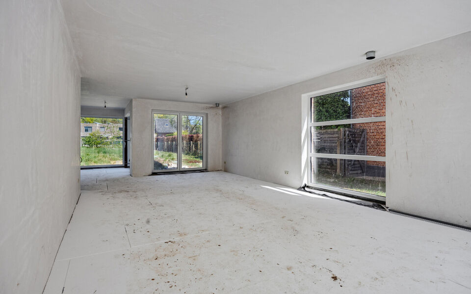 In een rustige, groene omgeving in Averbode vind je deze energiezuinige halfopen nieuwbouwwoning, momenteel ca. 80% afgewerkt. Ideaal voor wie nog eigen keuzes wil maken in afwerking, zonder het volledige nieuwbouwtraject te doorlopen.

De woning ligt op 
