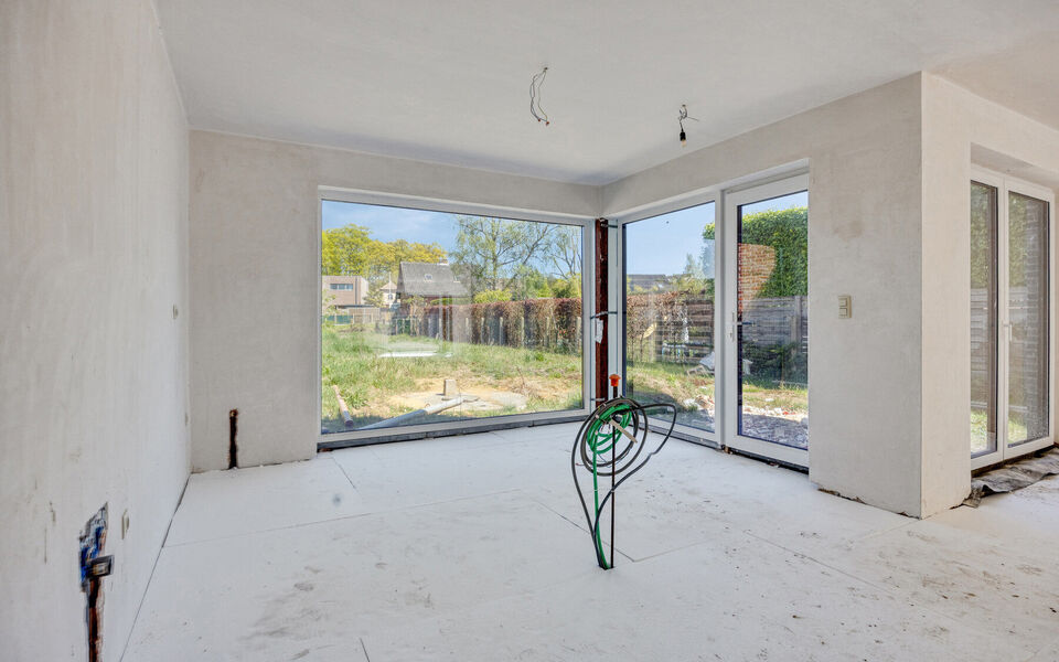 In een rustige, groene omgeving in Averbode vind je deze energiezuinige halfopen nieuwbouwwoning, momenteel ca. 80% afgewerkt. Ideaal voor wie nog eigen keuzes wil maken in afwerking, zonder het volledige nieuwbouwtraject te doorlopen.

De woning ligt op 