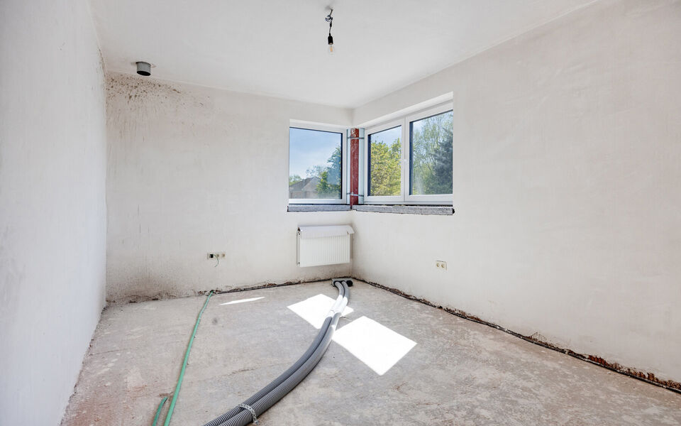 In een rustige, groene omgeving in Averbode vind je deze energiezuinige halfopen nieuwbouwwoning, momenteel ca. 80% afgewerkt. Ideaal voor wie nog eigen keuzes wil maken in afwerking, zonder het volledige nieuwbouwtraject te doorlopen.

De woning ligt op 