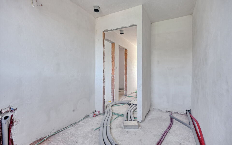 In een rustige, groene omgeving in Averbode vind je deze energiezuinige halfopen nieuwbouwwoning, momenteel ca. 80% afgewerkt. Ideaal voor wie nog eigen keuzes wil maken in afwerking, zonder het volledige nieuwbouwtraject te doorlopen.

De woning ligt op 