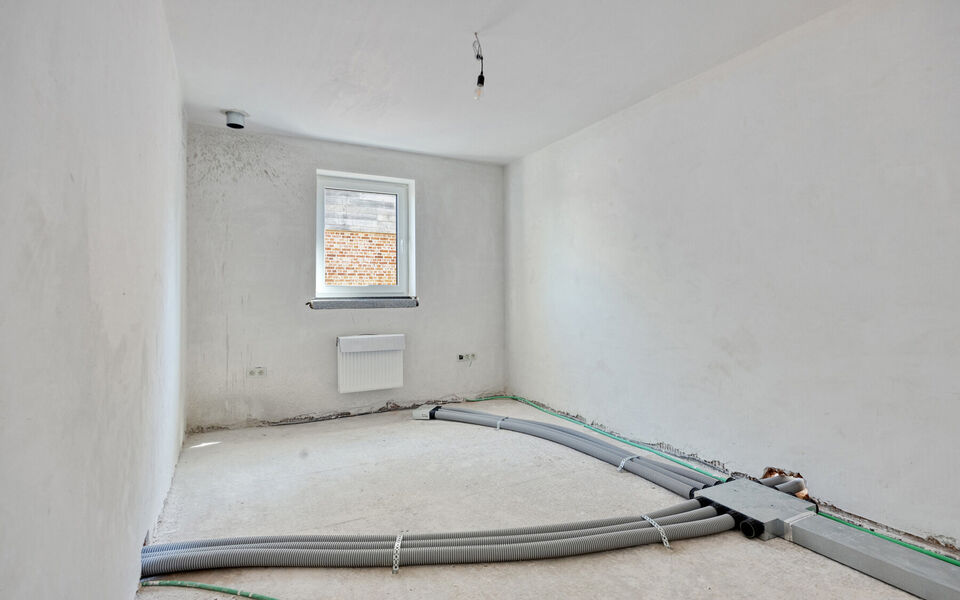 In een rustige, groene omgeving in Averbode vind je deze energiezuinige halfopen nieuwbouwwoning, momenteel ca. 80% afgewerkt. Ideaal voor wie nog eigen keuzes wil maken in afwerking, zonder het volledige nieuwbouwtraject te doorlopen.

De woning ligt op 