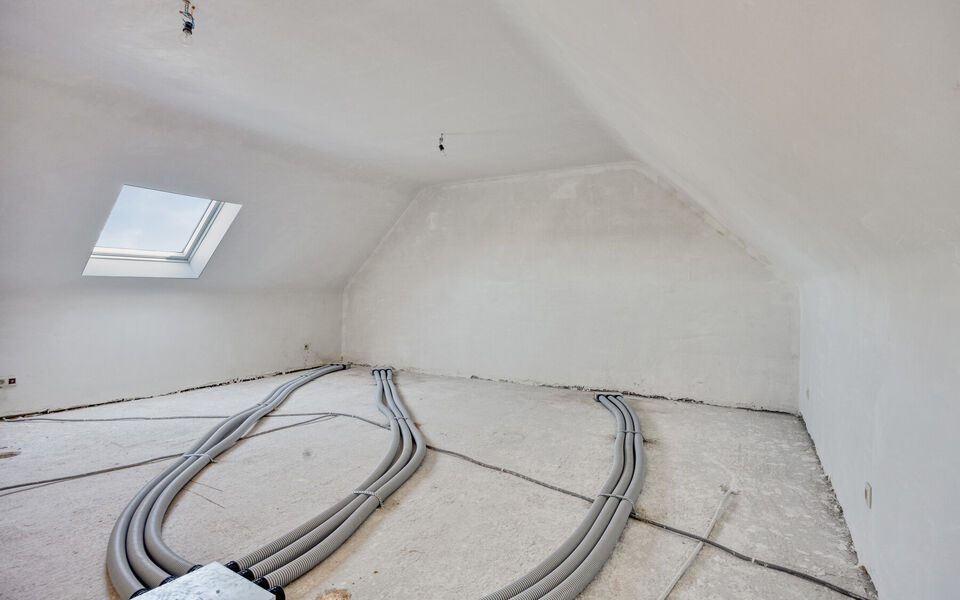 In een rustige, groene omgeving in Averbode vind je deze energiezuinige halfopen nieuwbouwwoning, momenteel ca. 80% afgewerkt. Ideaal voor wie nog eigen keuzes wil maken in afwerking, zonder het volledige nieuwbouwtraject te doorlopen.

De woning ligt op 