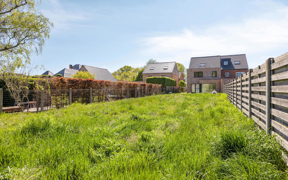 In een rustige, groene omgeving in Averbode vind je deze energiezuinige halfopen nieuwbouwwoning, momenteel ca. 80% afgewerkt. Ideaal voor wie nog eigen keuzes wil maken in afwerking, zonder het volledige nieuwbouwtraject te doorlopen.

De woning ligt op 