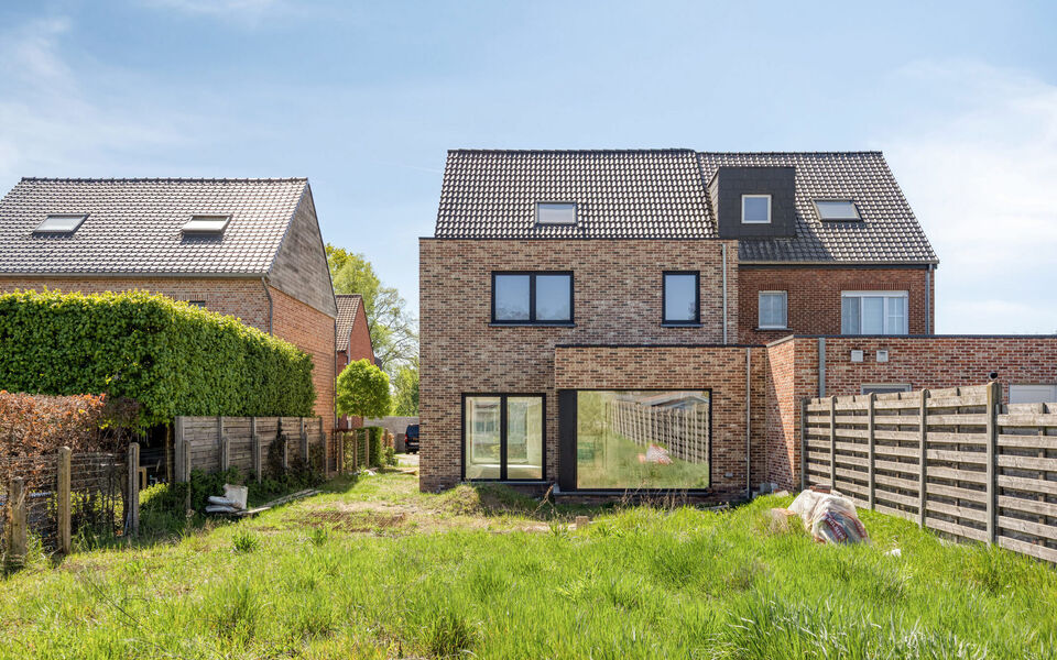 In een rustige, groene omgeving in Averbode vind je deze energiezuinige halfopen nieuwbouwwoning, momenteel ca. 80% afgewerkt. Ideaal voor wie nog eigen keuzes wil maken in afwerking, zonder het volledige nieuwbouwtraject te doorlopen.

De woning ligt op 