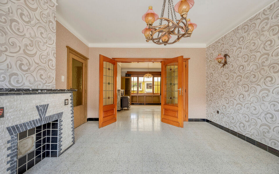 Op zoek naar een degelijke woning met veel ruimte, een mooie tuin en tal van mogelijkheden? Dan is deze verzorgde gezinswoning in Tienen absoluut een bezoek waard. De woning combineert een praktische indeling met enkele belangrijke vernieuwingen en beschi