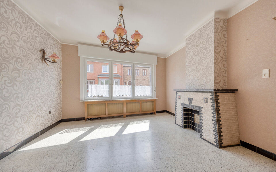 Op zoek naar een degelijke woning met veel ruimte, een mooie tuin en tal van mogelijkheden? Dan is deze verzorgde gezinswoning in Tienen absoluut een bezoek waard. De woning combineert een praktische indeling met enkele belangrijke vernieuwingen en beschi