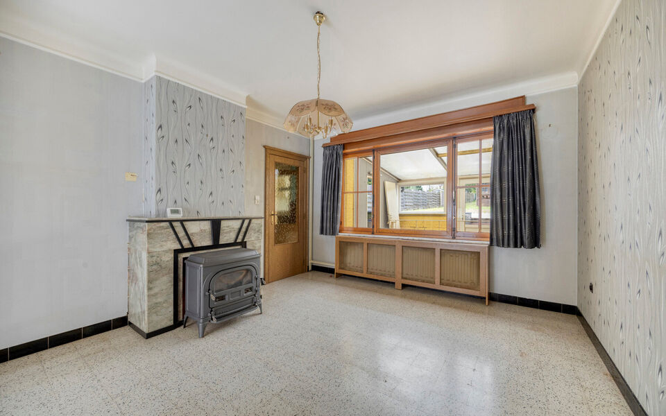 Op zoek naar een degelijke woning met veel ruimte, een mooie tuin en tal van mogelijkheden? Dan is deze verzorgde gezinswoning in Tienen absoluut een bezoek waard. De woning combineert een praktische indeling met enkele belangrijke vernieuwingen en beschi