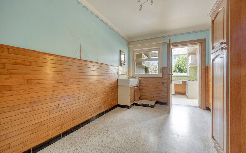 Op zoek naar een degelijke woning met veel ruimte, een mooie tuin en tal van mogelijkheden? Dan is deze verzorgde gezinswoning in Tienen absoluut een bezoek waard. De woning combineert een praktische indeling met enkele belangrijke vernieuwingen en beschi