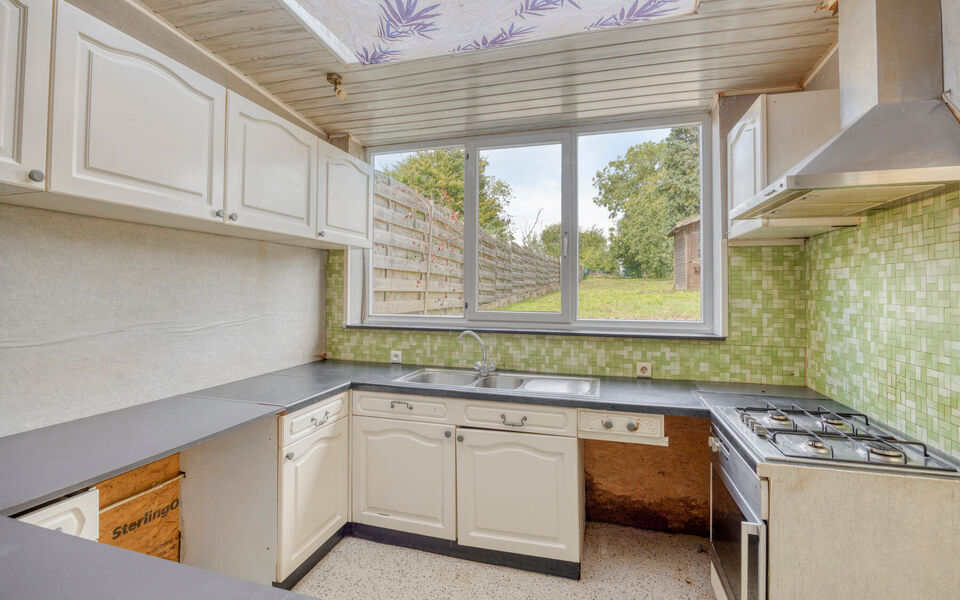 Op zoek naar een degelijke woning met veel ruimte, een mooie tuin en tal van mogelijkheden? Dan is deze verzorgde gezinswoning in Tienen absoluut een bezoek waard. De woning combineert een praktische indeling met enkele belangrijke vernieuwingen en beschi