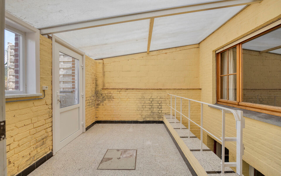 Op zoek naar een degelijke woning met veel ruimte, een mooie tuin en tal van mogelijkheden? Dan is deze verzorgde gezinswoning in Tienen absoluut een bezoek waard. De woning combineert een praktische indeling met enkele belangrijke vernieuwingen en beschi