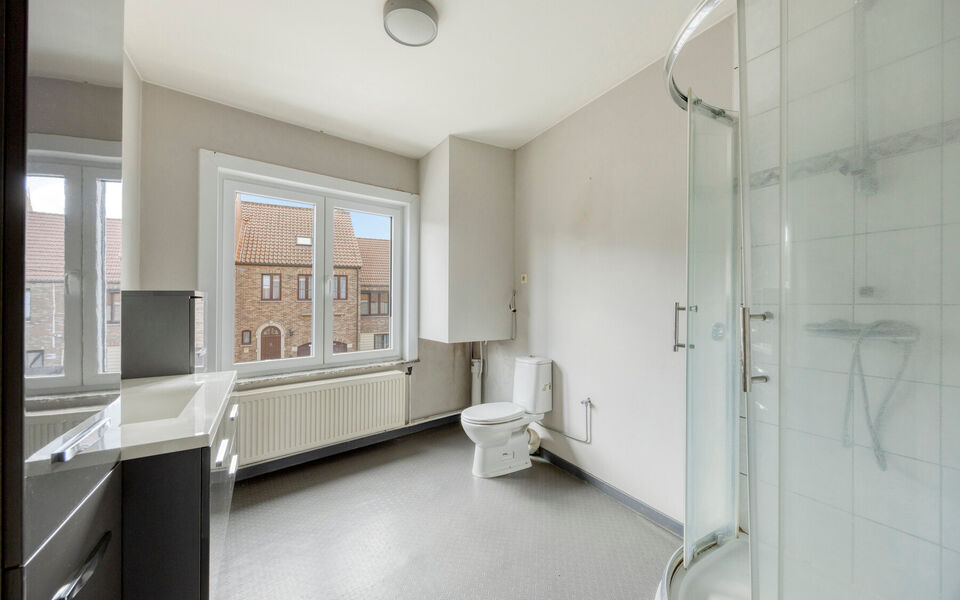 Op zoek naar een degelijke woning met veel ruimte, een mooie tuin en tal van mogelijkheden? Dan is deze verzorgde gezinswoning in Tienen absoluut een bezoek waard. De woning combineert een praktische indeling met enkele belangrijke vernieuwingen en beschi