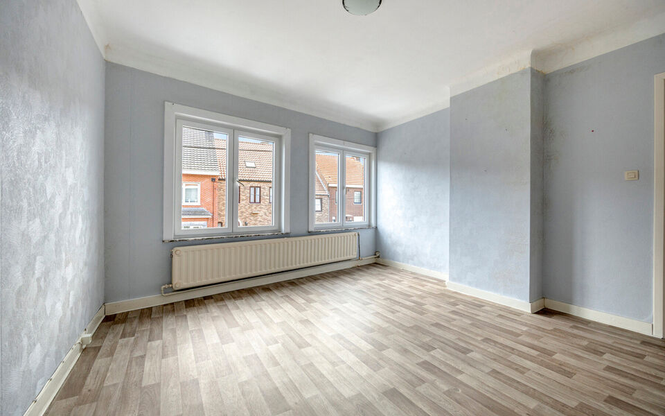 Op zoek naar een degelijke woning met veel ruimte, een mooie tuin en tal van mogelijkheden? Dan is deze verzorgde gezinswoning in Tienen absoluut een bezoek waard. De woning combineert een praktische indeling met enkele belangrijke vernieuwingen en beschi