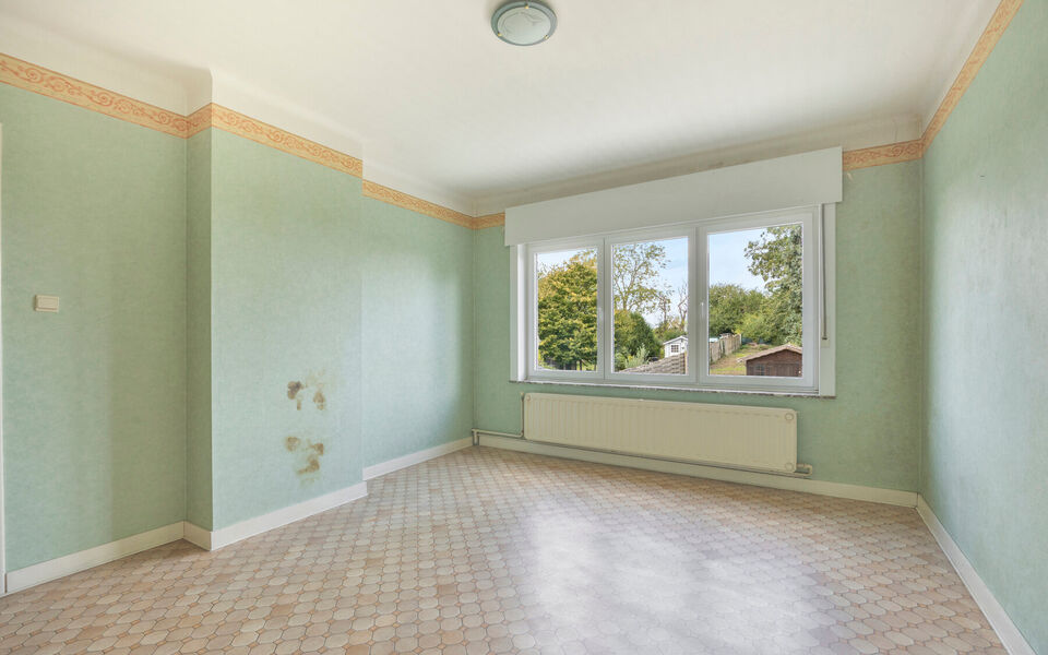 Op zoek naar een degelijke woning met veel ruimte, een mooie tuin en tal van mogelijkheden? Dan is deze verzorgde gezinswoning in Tienen absoluut een bezoek waard. De woning combineert een praktische indeling met enkele belangrijke vernieuwingen en beschi