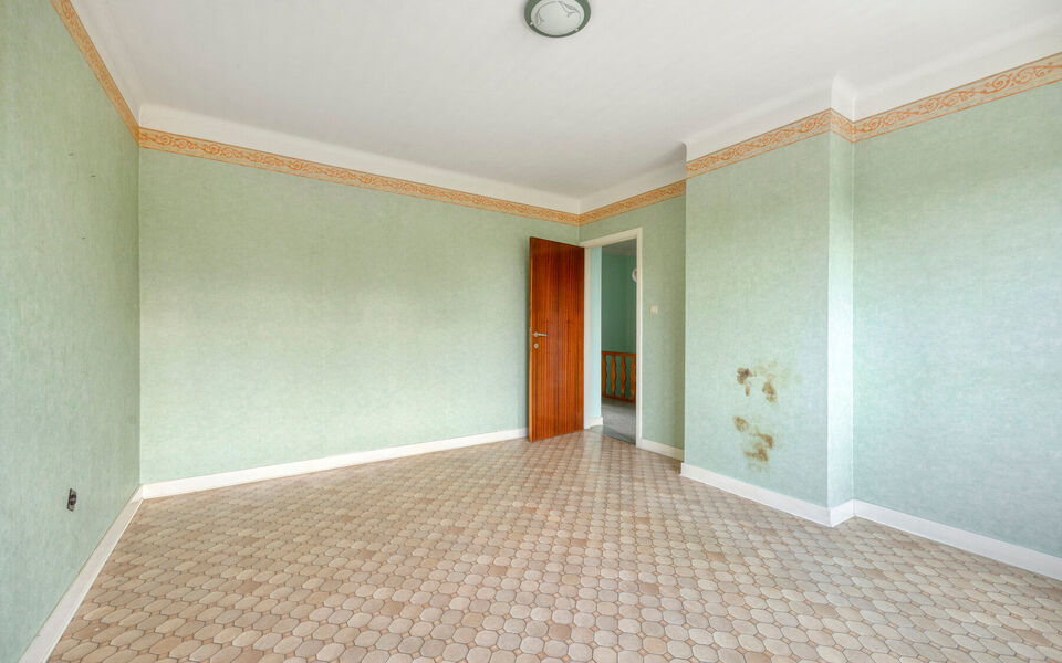 Op zoek naar een degelijke woning met veel ruimte, een mooie tuin en tal van mogelijkheden? Dan is deze verzorgde gezinswoning in Tienen absoluut een bezoek waard. De woning combineert een praktische indeling met enkele belangrijke vernieuwingen en beschi