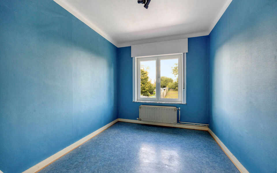 Op zoek naar een degelijke woning met veel ruimte, een mooie tuin en tal van mogelijkheden? Dan is deze verzorgde gezinswoning in Tienen absoluut een bezoek waard. De woning combineert een praktische indeling met enkele belangrijke vernieuwingen en beschi