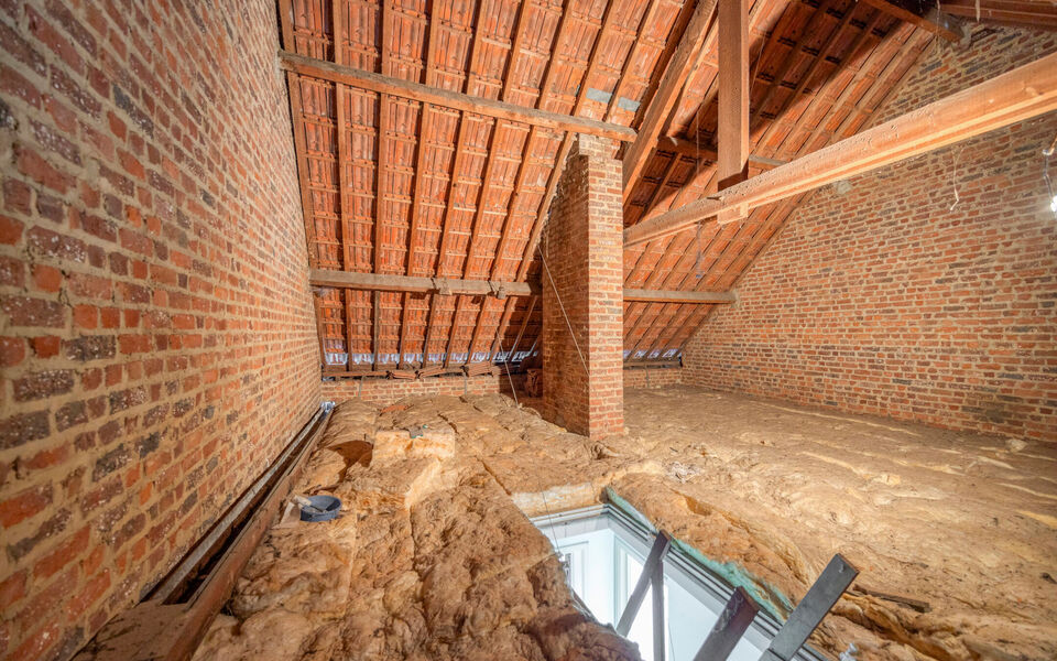 Op zoek naar een degelijke woning met veel ruimte, een mooie tuin en tal van mogelijkheden? Dan is deze verzorgde gezinswoning in Tienen absoluut een bezoek waard. De woning combineert een praktische indeling met enkele belangrijke vernieuwingen en beschi