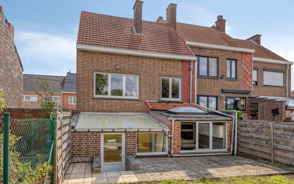 Op zoek naar een degelijke woning met veel ruimte, een mooie tuin en tal van mogelijkheden? Dan is deze verzorgde gezinswoning in Tienen absoluut een bezoek waard. De woning combineert een praktische indeling met enkele belangrijke vernieuwingen en beschi
