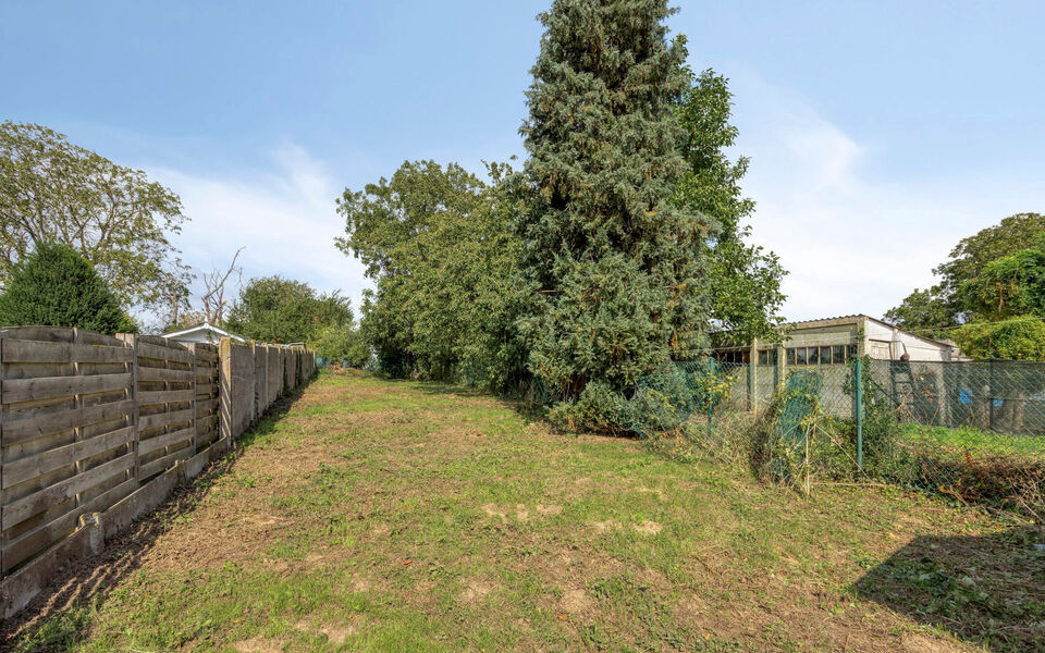Op zoek naar een degelijke woning met veel ruimte, een mooie tuin en tal van mogelijkheden? Dan is deze verzorgde gezinswoning in Tienen absoluut een bezoek waard. De woning combineert een praktische indeling met enkele belangrijke vernieuwingen en beschi
