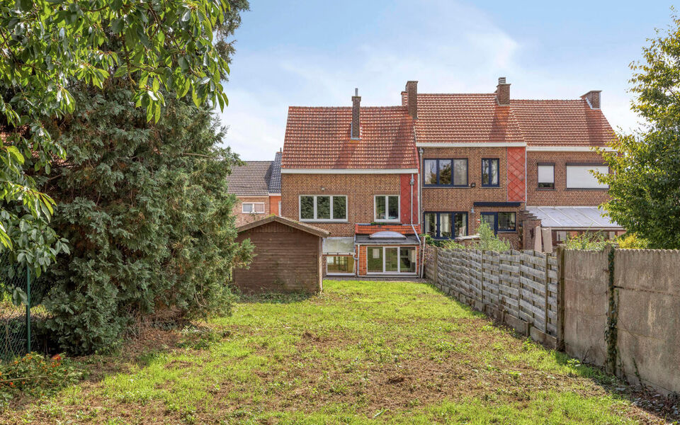 Op zoek naar een degelijke woning met veel ruimte, een mooie tuin en tal van mogelijkheden? Dan is deze verzorgde gezinswoning in Tienen absoluut een bezoek waard. De woning combineert een praktische indeling met enkele belangrijke vernieuwingen en beschi