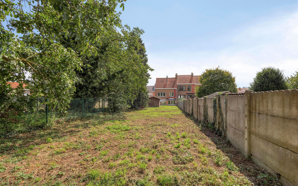 Op zoek naar een degelijke woning met veel ruimte, een mooie tuin en tal van mogelijkheden? Dan is deze verzorgde gezinswoning in Tienen absoluut een bezoek waard. De woning combineert een praktische indeling met enkele belangrijke vernieuwingen en beschi