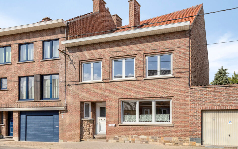 Op zoek naar een degelijke woning met veel ruimte, een mooie tuin en tal van mogelijkheden? Dan is deze verzorgde gezinswoning in Tienen absoluut een bezoek waard. De woning combineert een praktische indeling met enkele belangrijke vernieuwingen en beschi