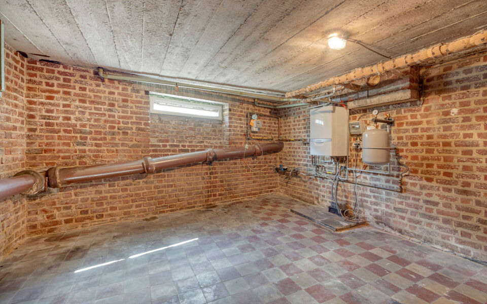 Op zoek naar een degelijke woning met veel ruimte, een mooie tuin en tal van mogelijkheden? Dan is deze verzorgde gezinswoning in Tienen absoluut een bezoek waard. De woning combineert een praktische indeling met enkele belangrijke vernieuwingen en beschi